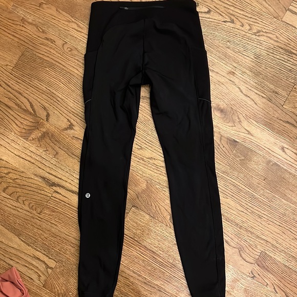 Black lululemon 25 inch leggings with pockets size 6 - Picture 2 of 3